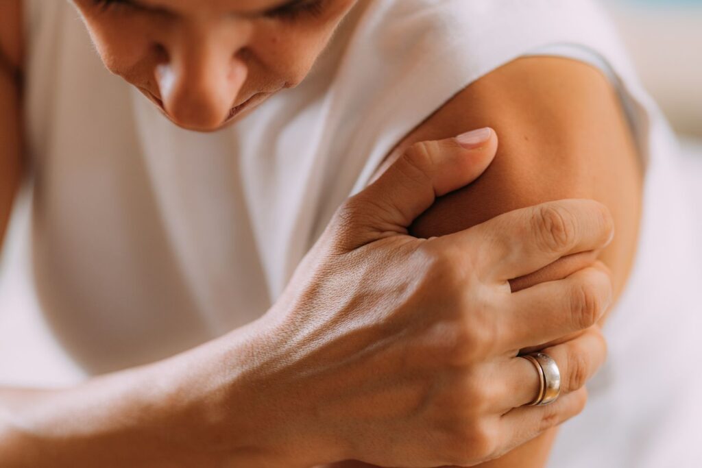 A Complete Guide to Using Theragun for Shoulder Pain Relief